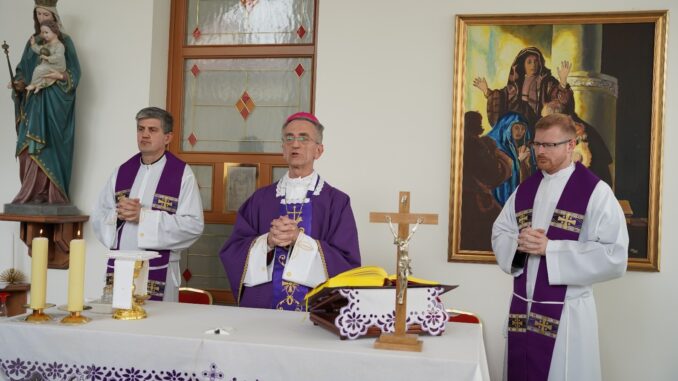 Mons. Ćuirić pohodio Dom za starije i nemoćne 01