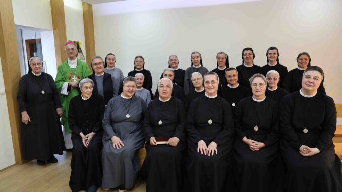 Mons. Ćurić predvodio misno slavlje Služavkama Maloga Isusa 05