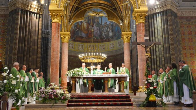 Mons. Hranić na misi sa misionarima 05