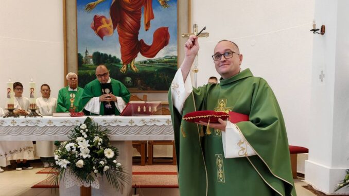 U službu uveden župnik Dort 02
