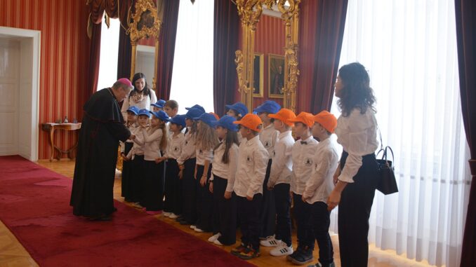 Učenici i djelatnici KOŠ posjetili mons. Hranića 06