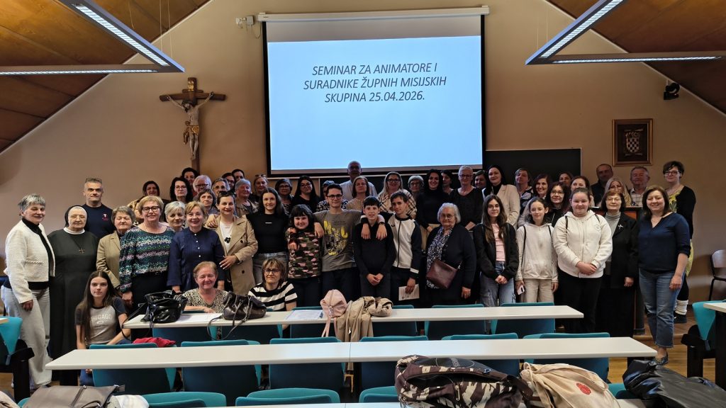 Group photo of seminar participants in a classroom, with a projection screen showing a Croatian seminar title behind them.